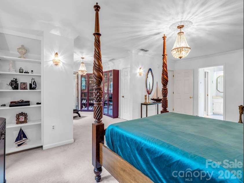 8 Sunny Ridge Drive, Asheville, NC 28804.  MLS# CAR4389104, YatesRealty ID 32706. Ample storage space