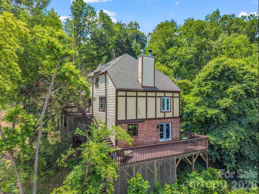 8 Sunny Ridge Drive, Asheville, NC 28804.  MLS# CAR4389104, YatesRealty ID 32706. Expansive decking surrounded by nature!