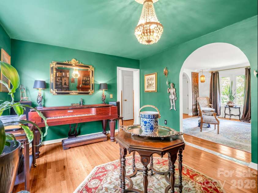 8 Sunny Ridge Drive, Asheville, NC 28804.  MLS# CAR4389104, YatesRealty ID 32706. Floorplan flows easily in to kitchen