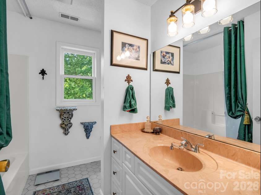 8 Sunny Ridge Drive, Asheville, NC 28804.  MLS# CAR4389104, YatesRealty ID 32706. Upper level full bath in hall