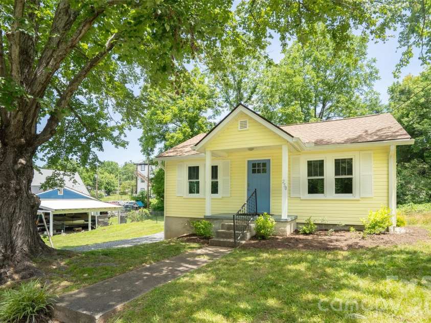 250 Oakdale Street, Brevard, NC 28712.  MLS# CAR4396245, YatesRealty ID 32708. 
