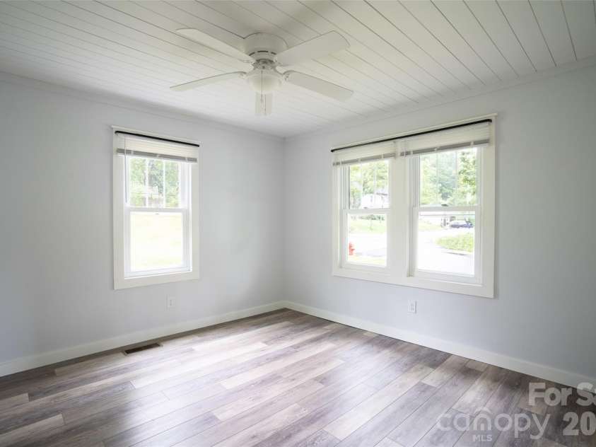 250 Oakdale Street, Brevard, NC 28712.  MLS# CAR4396245, YatesRealty ID 32708. 