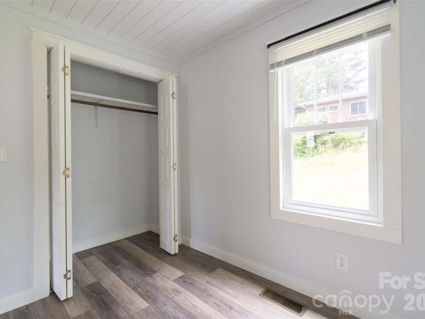 250 Oakdale Street, Brevard, NC 28712.  MLS# CAR4396245, YatesRealty ID 32708. 