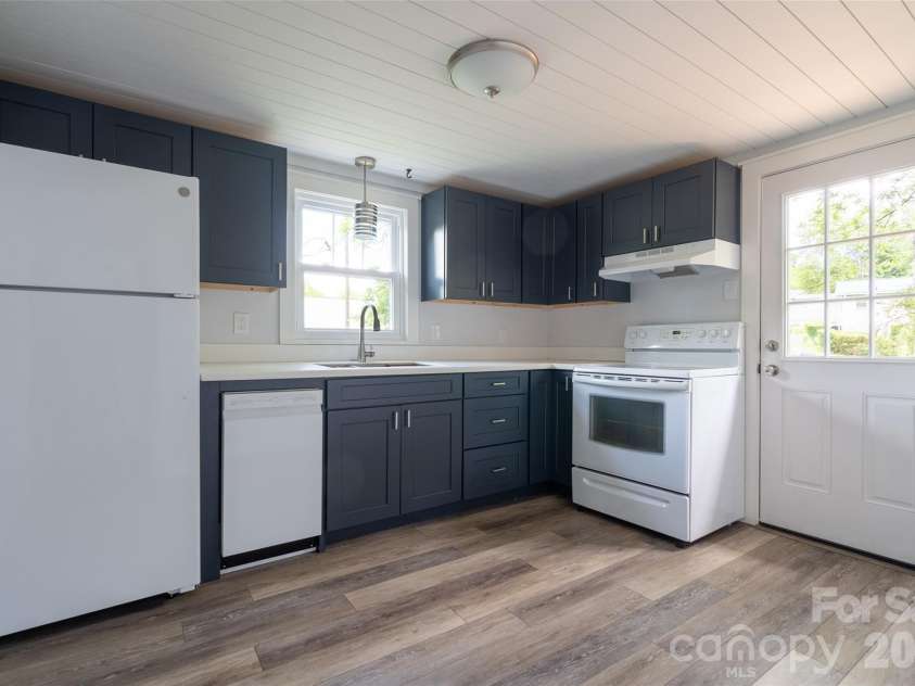 250 Oakdale Street, Brevard, NC 28712.  MLS# CAR4396245, YatesRealty ID 32708. 