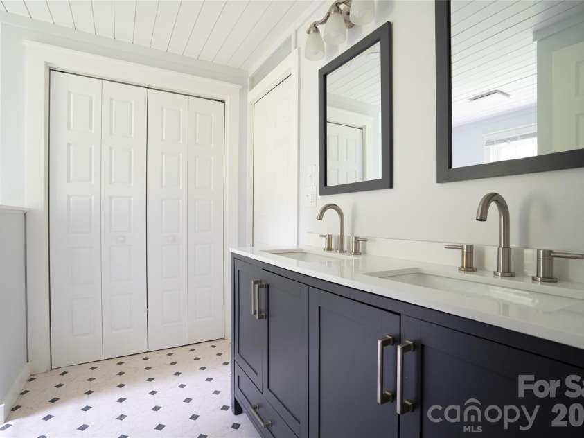 250 Oakdale Street, Brevard, NC 28712.  MLS# CAR4396245, YatesRealty ID 32708. 