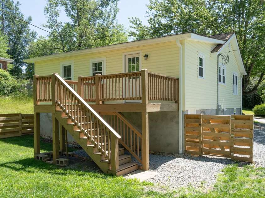 250 Oakdale Street, Brevard, NC 28712.  MLS# CAR4396245, YatesRealty ID 32708. 