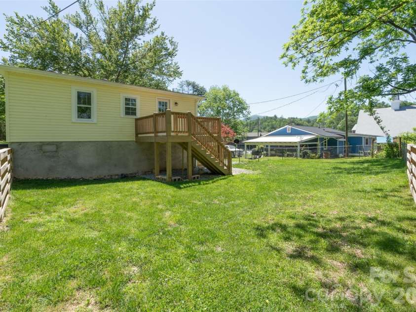 250 Oakdale Street, Brevard, NC 28712.  MLS# CAR4396245, YatesRealty ID 32708. 