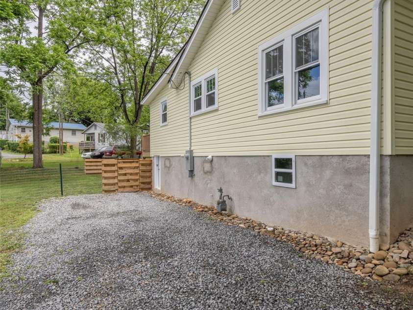 250 Oakdale Street, Brevard, NC 28712.  MLS# CAR4396245, YatesRealty ID 32708. 