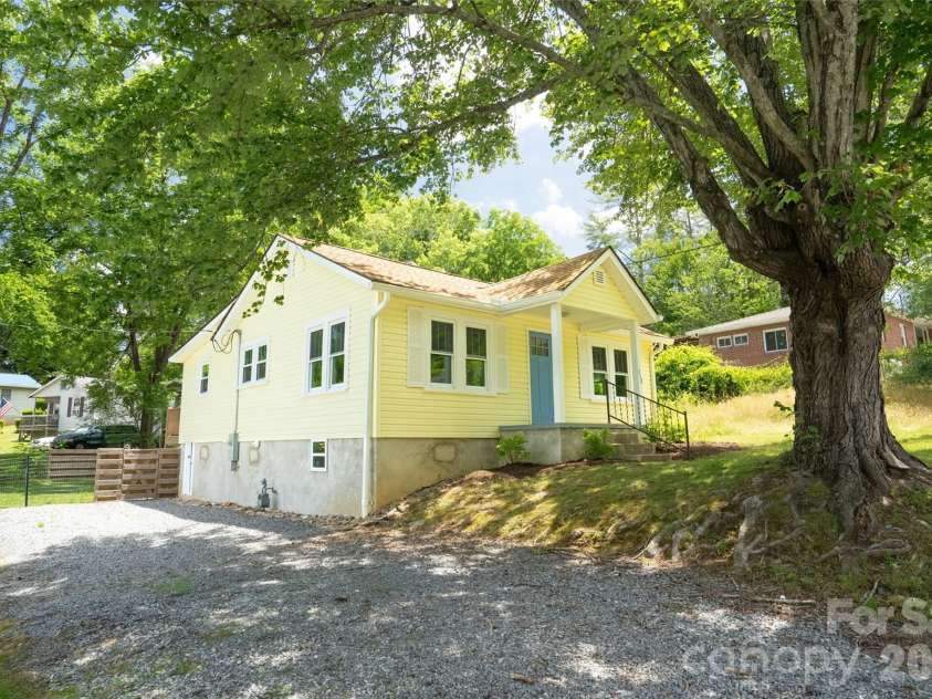 250 Oakdale Street, Brevard, NC 28712.  MLS# CAR4396245, YatesRealty ID 32708. 
