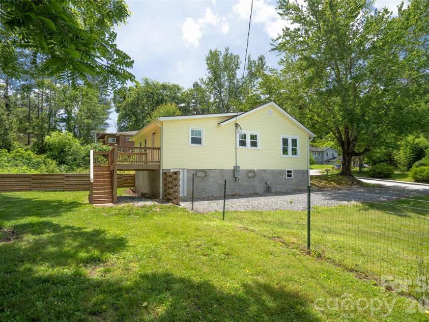 250 Oakdale Street, Brevard, NC 28712.  MLS# CAR4396245, YatesRealty ID 32708. 