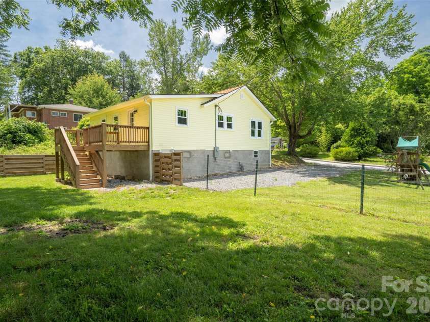 250 Oakdale Street, Brevard, NC 28712.  MLS# CAR4396245, YatesRealty ID 32708. 