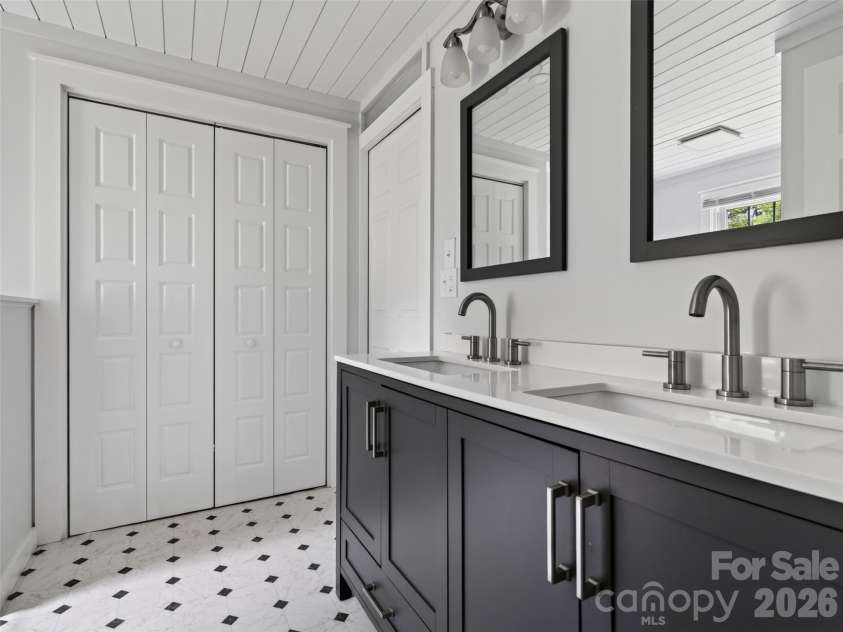 250 Oakdale Street, Brevard, NC 28712.  MLS# CAR4396245, YatesRealty ID 32708. 