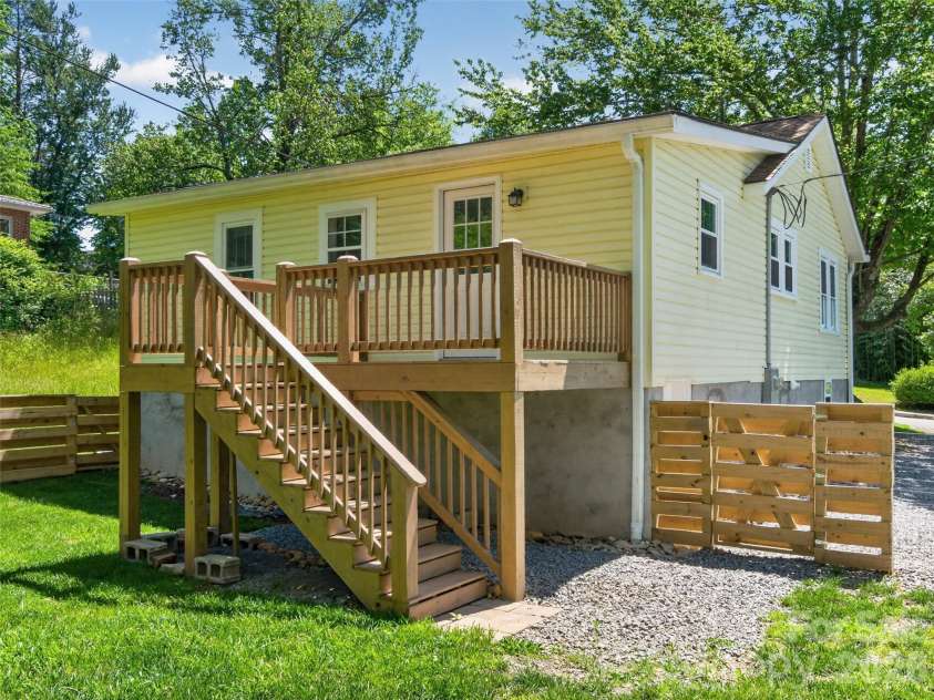 250 Oakdale Street, Brevard, NC 28712.  MLS# CAR4396245, YatesRealty ID 32708. 