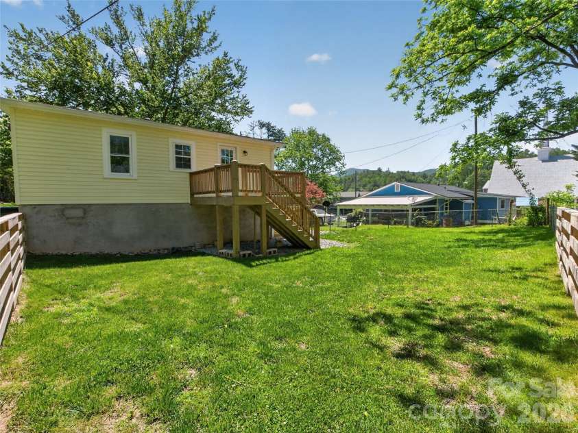 250 Oakdale Street, Brevard, NC 28712.  MLS# CAR4396245, YatesRealty ID 32708. 