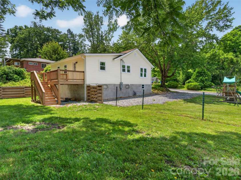250 Oakdale Street, Brevard, NC 28712.  MLS# CAR4396245, YatesRealty ID 32708. 