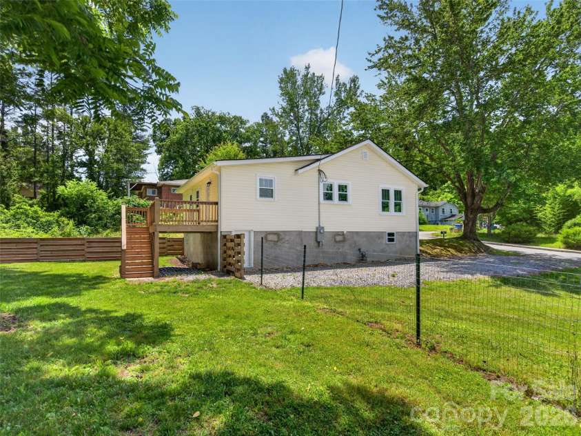 250 Oakdale Street, Brevard, NC 28712.  MLS# CAR4396245, YatesRealty ID 32708. 