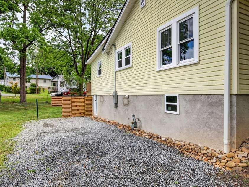 250 Oakdale Street, Brevard, NC 28712.  MLS# CAR4396245, YatesRealty ID 32708. 