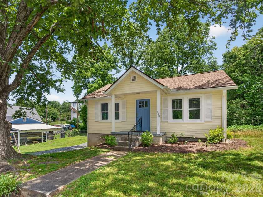 250 Oakdale Street, Brevard, NC 28712.  MLS# CAR4396245, YatesRealty ID 32708. 