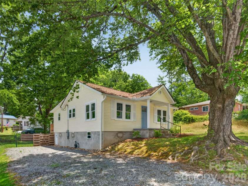 250 Oakdale Street, Brevard, NC 28712.  MLS# CAR4396245, YatesRealty ID 32708. 