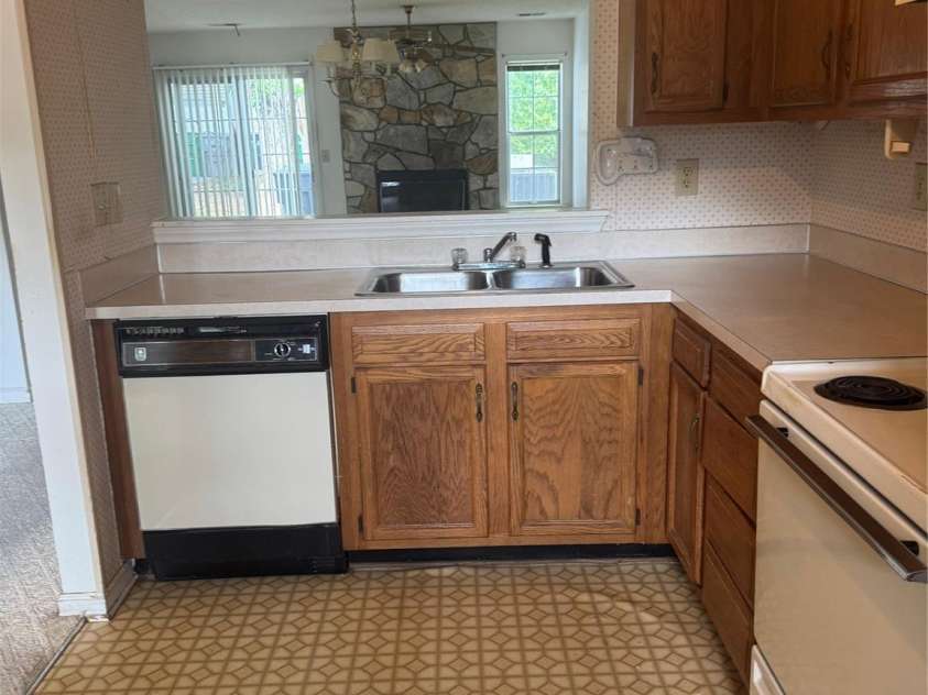 8275 Golf Ridge Drive, Charlotte, NC 28277.  MLS# CAR4383267, YatesRealty ID 32710. 