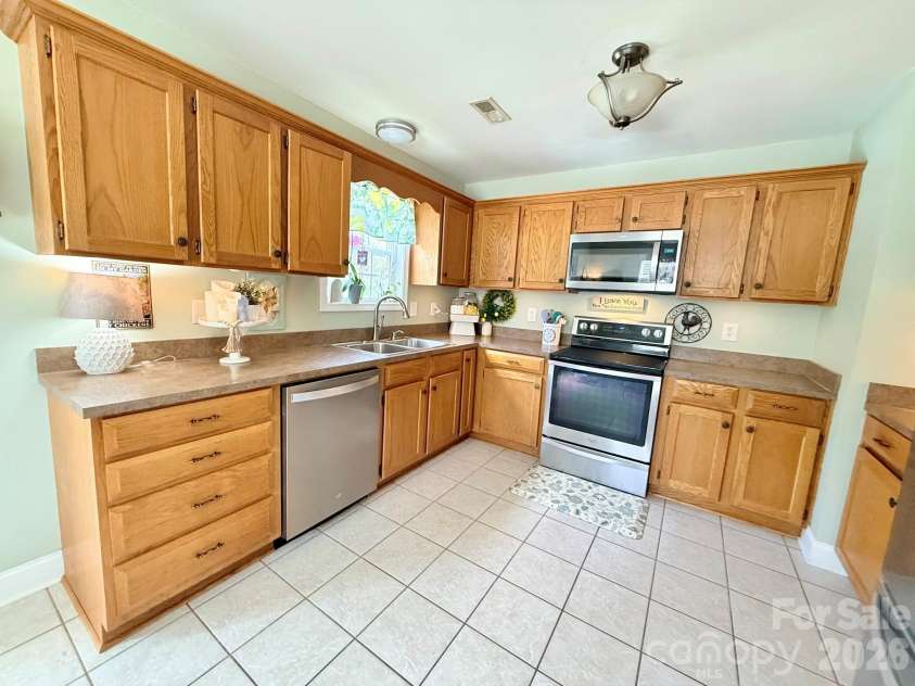 5360 Stonegate Farm Drive, Granite Falls, NC 28630.  MLS# CAR4396768, YatesRealty ID 32711. Kitchen