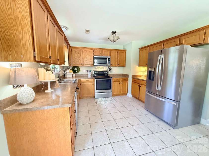 5360 Stonegate Farm Drive, Granite Falls, NC 28630.  MLS# CAR4396768, YatesRealty ID 32711. Kitchen