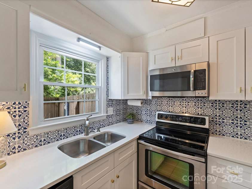 850 Mcalway Road, Charlotte, NC 28211.  MLS# CAR4288125, YatesRealty ID 32711. 