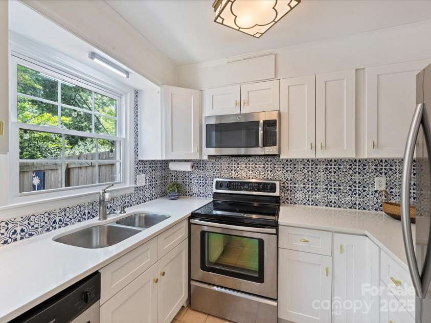 850 Mcalway Road, Charlotte, NC 28211.  MLS# CAR4288125, YatesRealty ID 32711. Beautiful sun filled updated kitchen