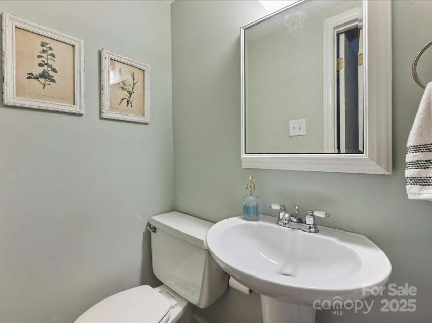 850 Mcalway Road, Charlotte, NC 28211.  MLS# CAR4288125, YatesRealty ID 32711. Powder room