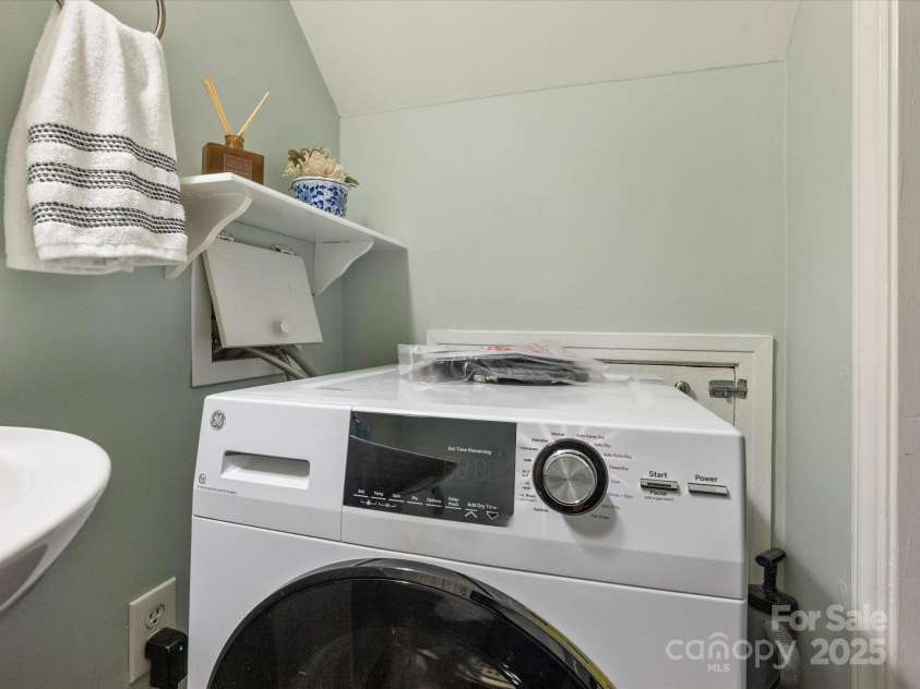 850 Mcalway Road, Charlotte, NC 28211.  MLS# CAR4288125, YatesRealty ID 32711. Powder room with laundry