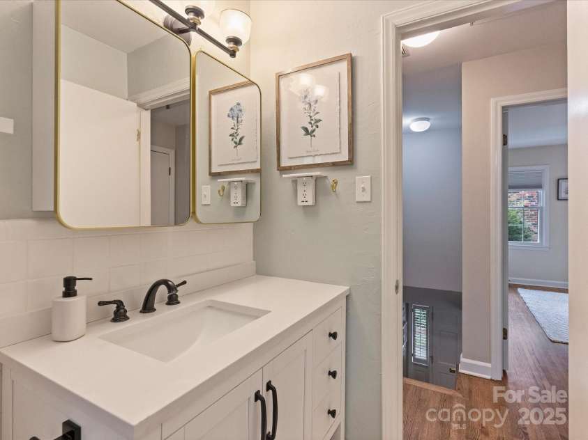 850 Mcalway Road, Charlotte, NC 28211.  MLS# CAR4288125, YatesRealty ID 32711. Updated Full bath