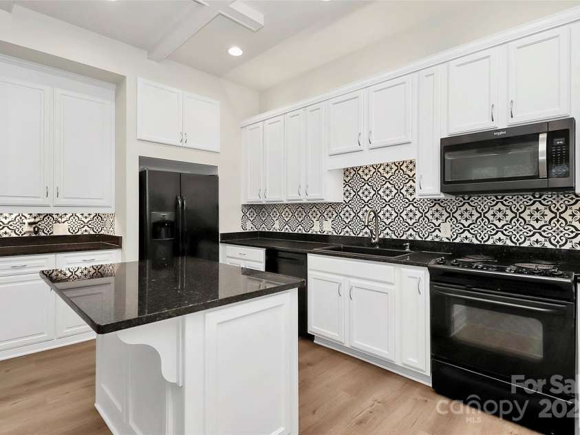 450 New Bern Station Court, Charlotte, NC 28209.  MLS# CAR4290978, YatesRealty ID 32712. 
