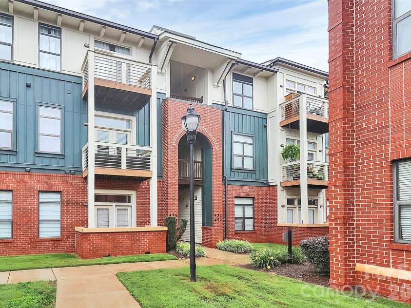 450 New Bern Station Court, Charlotte, NC 28209.  MLS# CAR4290978, YatesRealty ID 32712. 