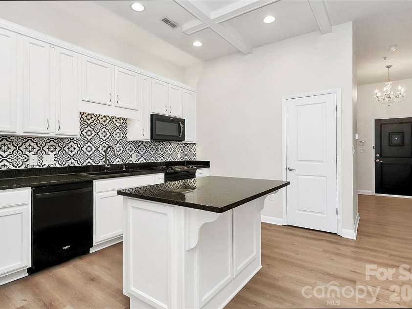 450 New Bern Station Court, Charlotte, NC 28209.  MLS# CAR4290978, YatesRealty ID 32712. 