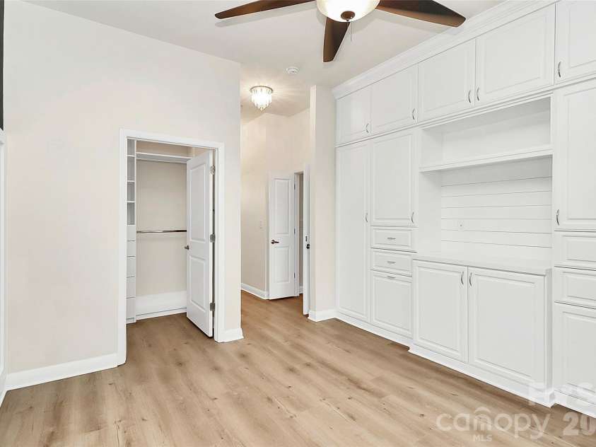 450 New Bern Station Court, Charlotte, NC 28209.  MLS# CAR4290978, YatesRealty ID 32712. 