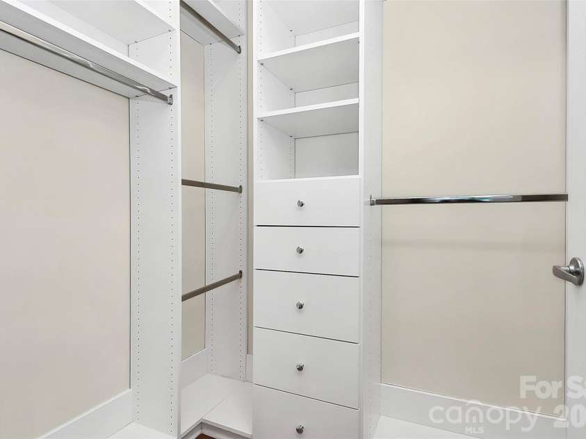 450 New Bern Station Court, Charlotte, NC 28209.  MLS# CAR4290978, YatesRealty ID 32712. 