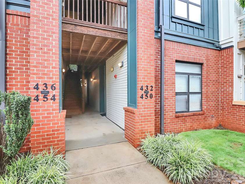 450 New Bern Station Court, Charlotte, NC 28209.  MLS# CAR4290978, YatesRealty ID 32712. 