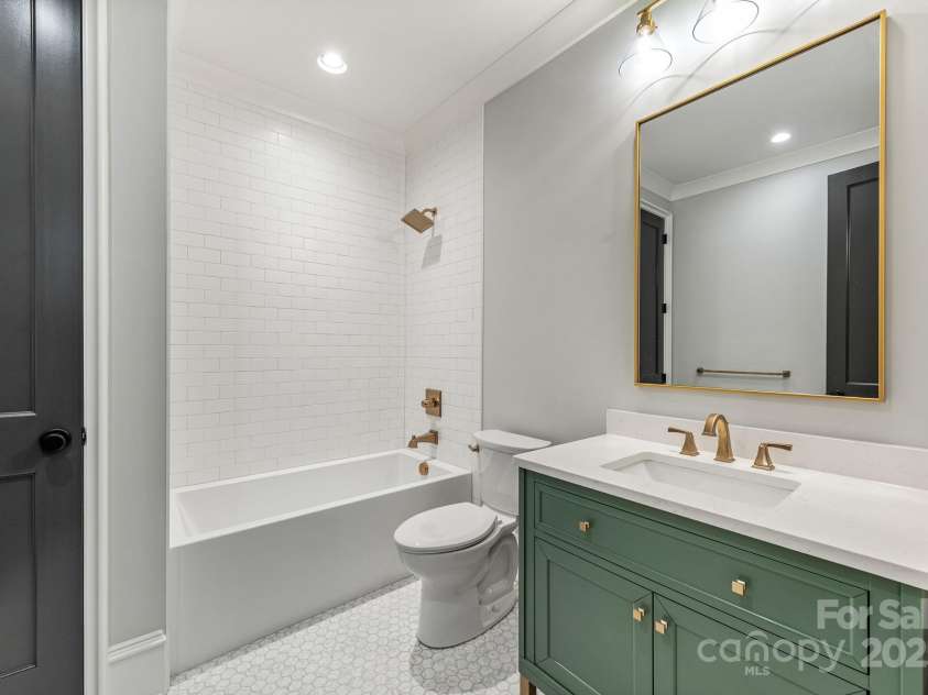 4021 Ridgecrest Avenue, Charlotte, NC 28211.  MLS# CAR4276483, YatesRealty ID 32713. 3rd Level Full Bath