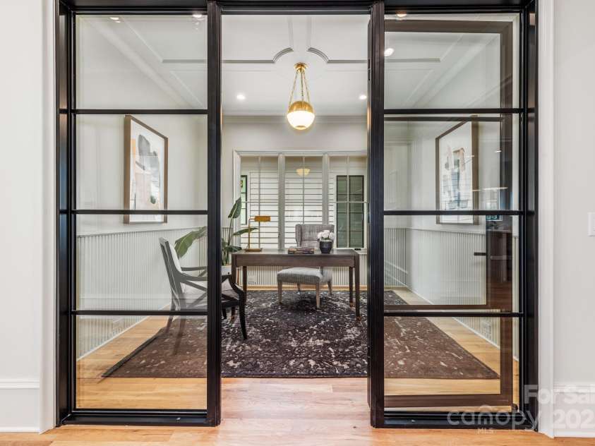 4021 Ridgecrest Avenue, Charlotte, NC 28211.  MLS# CAR4276483, YatesRealty ID 32713. 