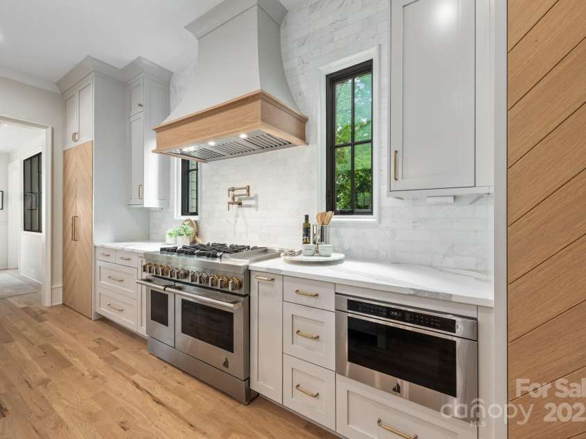 4021 Ridgecrest Avenue, Charlotte, NC 28211.  MLS# CAR4276483, YatesRealty ID 32713. 