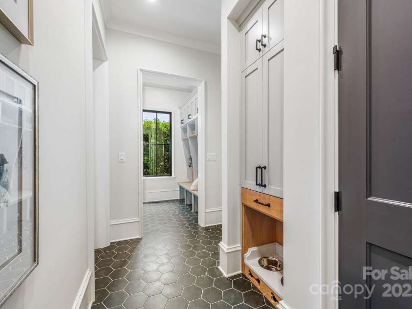 4021 Ridgecrest Avenue, Charlotte, NC 28211.  MLS# CAR4276483, YatesRealty ID 32713. Drop Zone with Puppy Dining