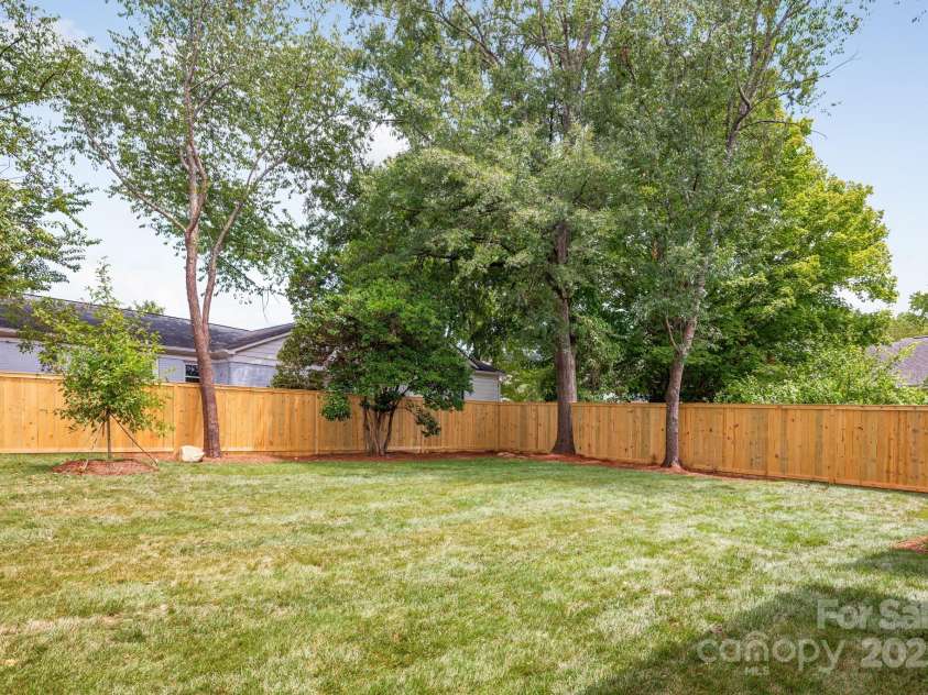 4021 Ridgecrest Avenue, Charlotte, NC 28211.  MLS# CAR4276483, YatesRealty ID 32713. Fully fenced in backyard