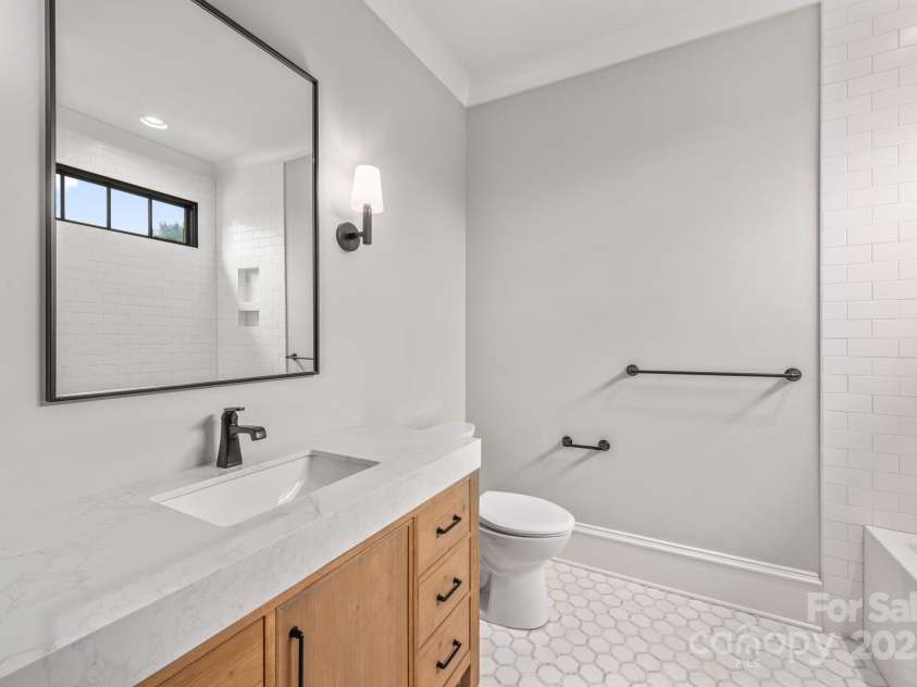 4021 Ridgecrest Avenue, Charlotte, NC 28211.  MLS# CAR4276483, YatesRealty ID 32713. Guest Bath
