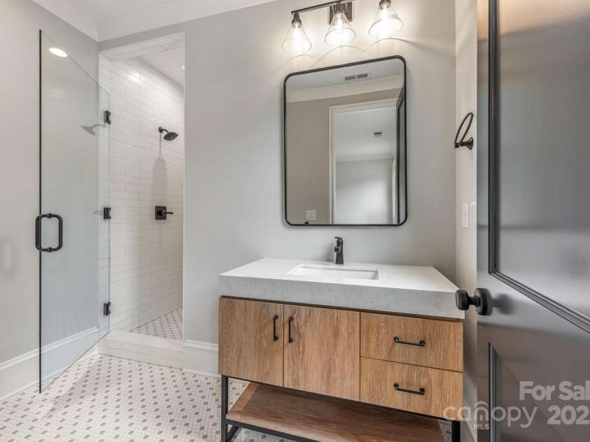 4021 Ridgecrest Avenue, Charlotte, NC 28211.  MLS# CAR4276483, YatesRealty ID 32713. Guest Bath