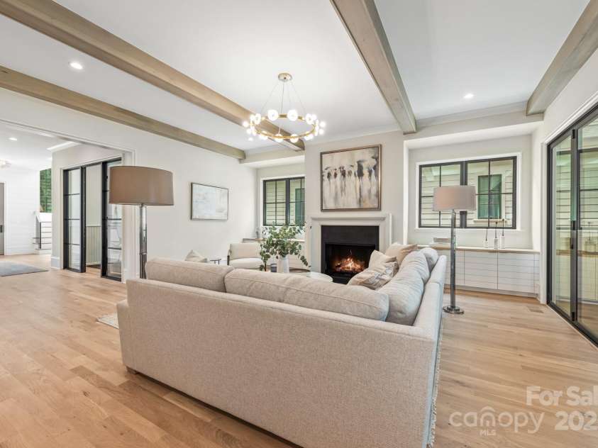 4021 Ridgecrest Avenue, Charlotte, NC 28211.  MLS# CAR4276483, YatesRealty ID 32713. Living Room