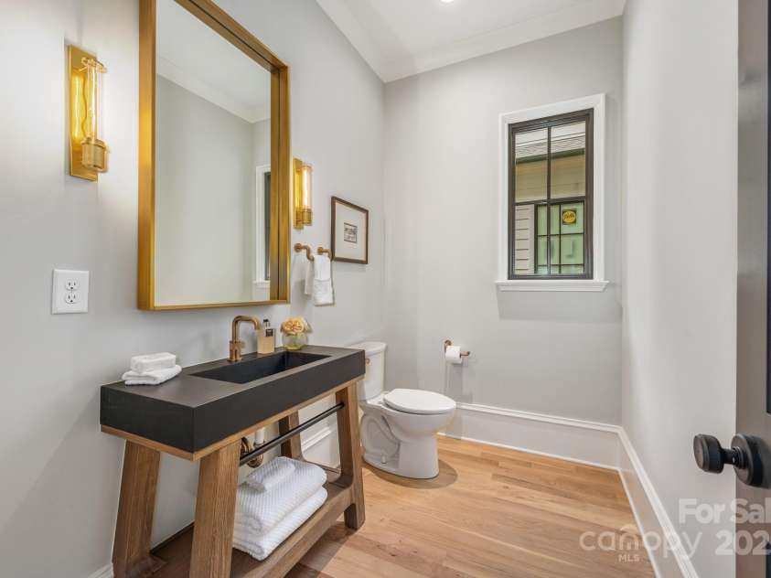 4021 Ridgecrest Avenue, Charlotte, NC 28211.  MLS# CAR4276483, YatesRealty ID 32713. Main Level Powder Bath