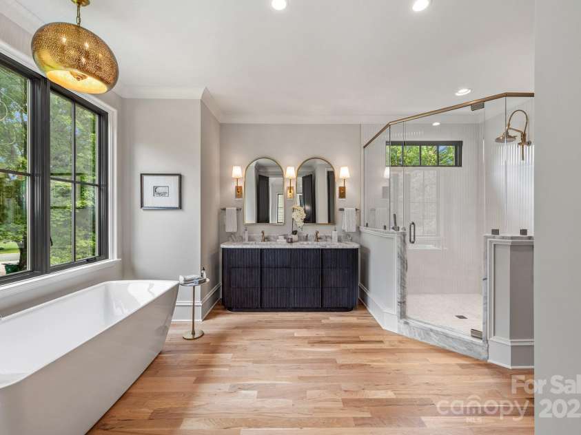 4021 Ridgecrest Avenue, Charlotte, NC 28211.  MLS# CAR4276483, YatesRealty ID 32713. Primary Bathroom