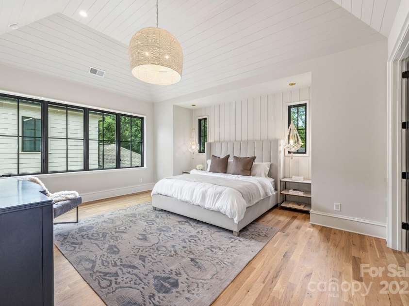 4021 Ridgecrest Avenue, Charlotte, NC 28211.  MLS# CAR4276483, YatesRealty ID 32713. Primary Bedroom