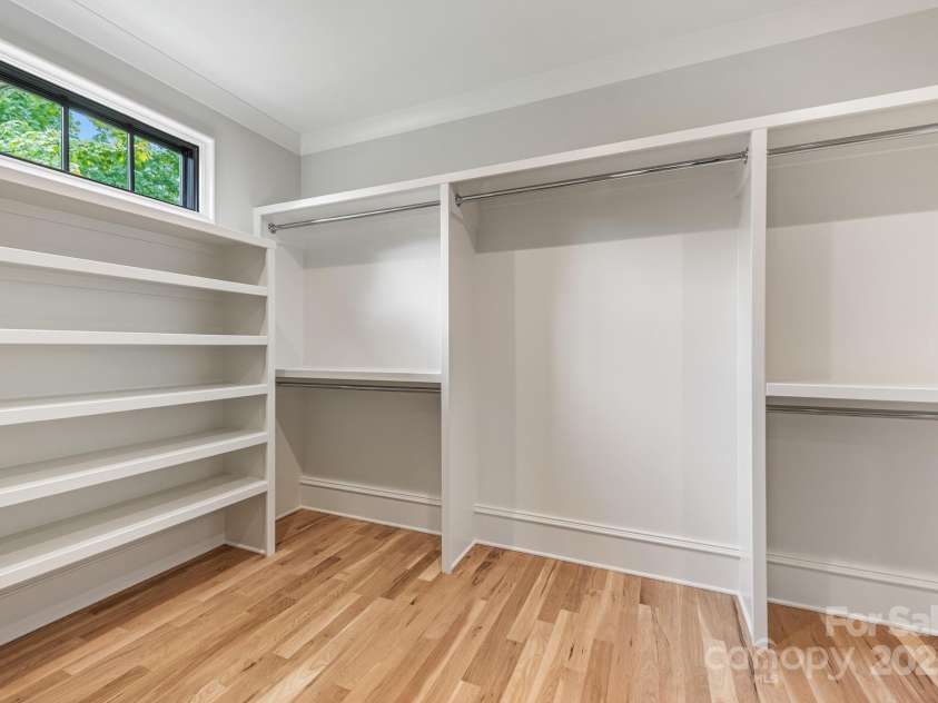 4021 Ridgecrest Avenue, Charlotte, NC 28211.  MLS# CAR4276483, YatesRealty ID 32713. Primary Walk-in Closet