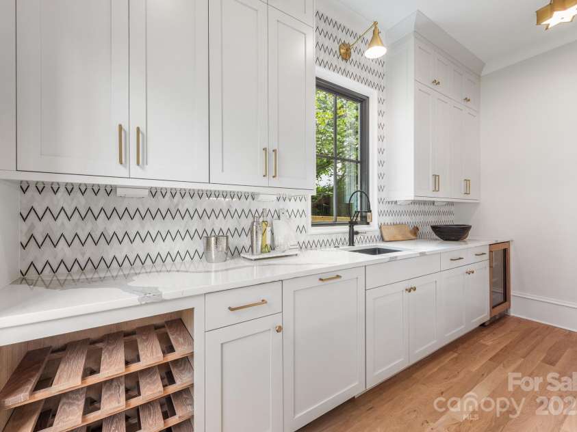 4021 Ridgecrest Avenue, Charlotte, NC 28211.  MLS# CAR4276483, YatesRealty ID 32713. Scullery